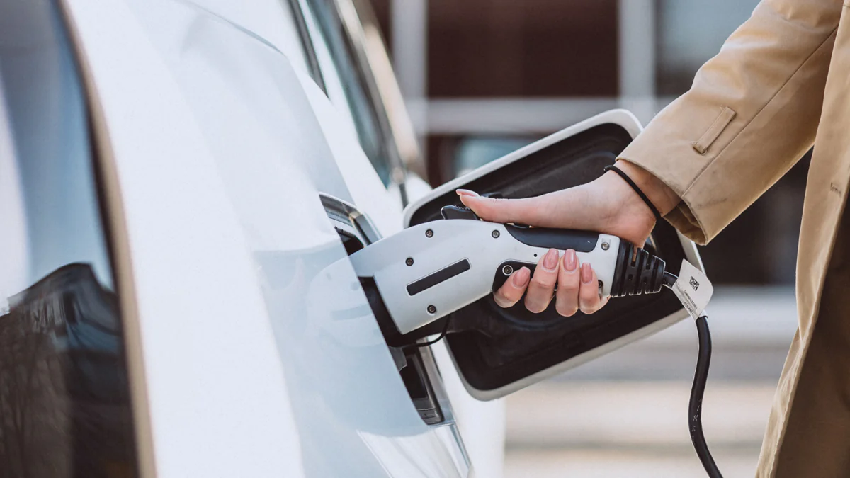 autobauer-schaltet-verbrenner-aus-ferne-ab
