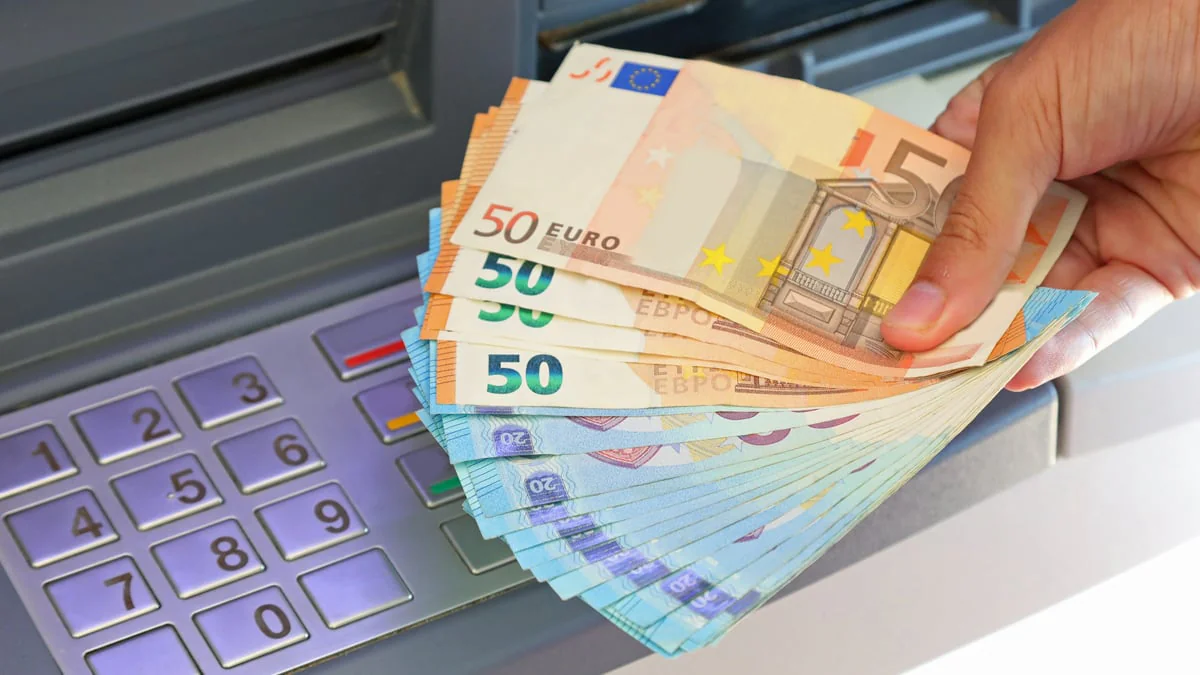 geldautomaten-werden-abgeschafft-bank-kunden