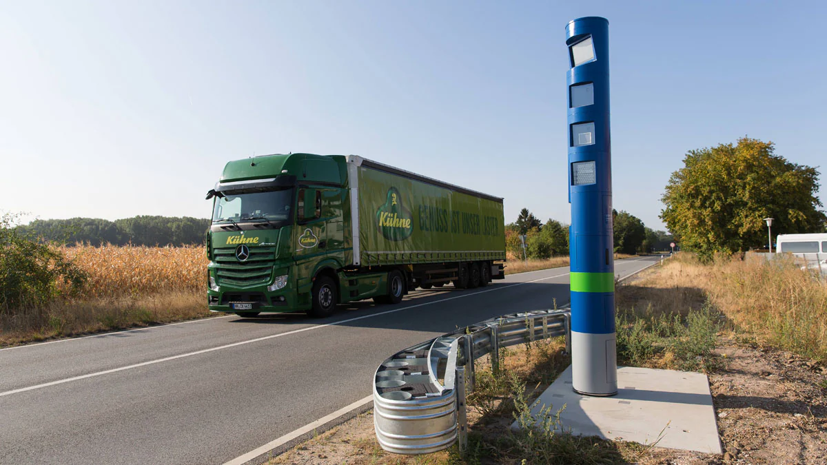Autofahrer sind verwirrt: Blaue Säule am Straßenrand ist keine Radarfalle