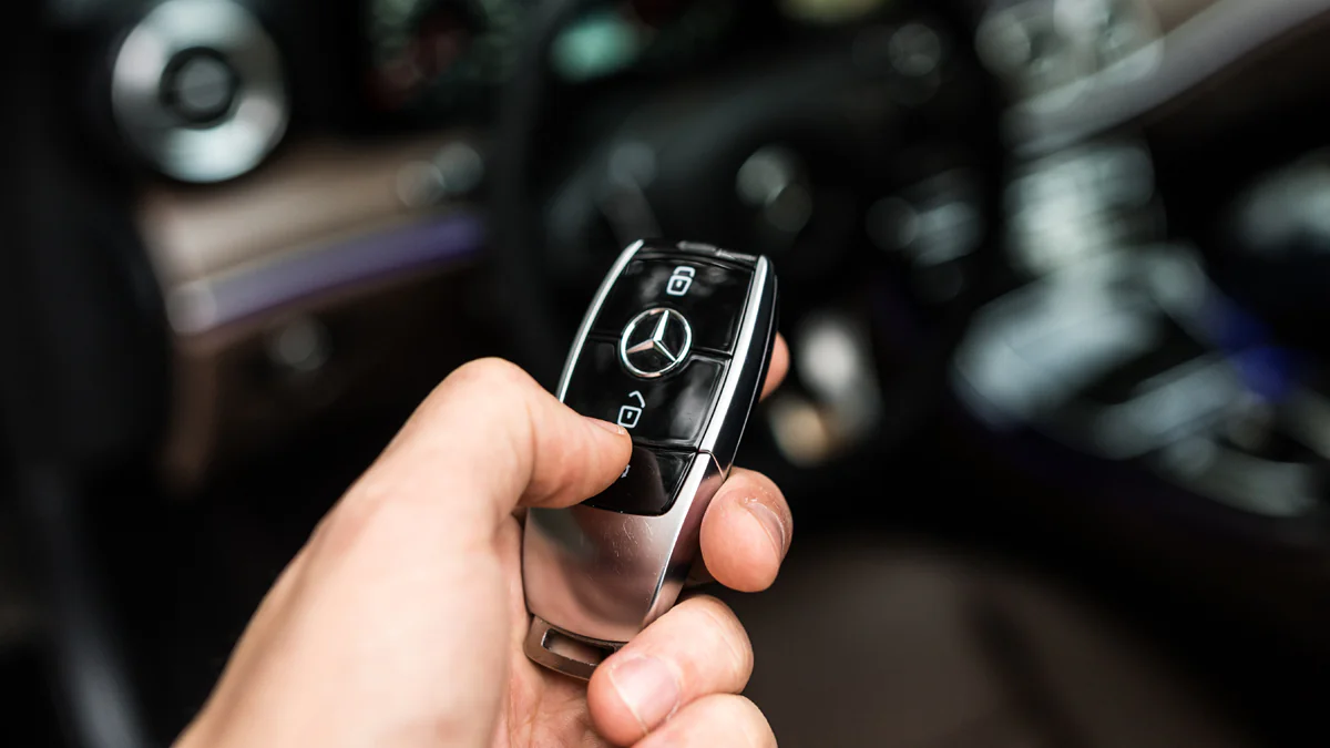 Am Steuer: Mercedes-Fahrer dürfen mit dem Smartphone spielen
