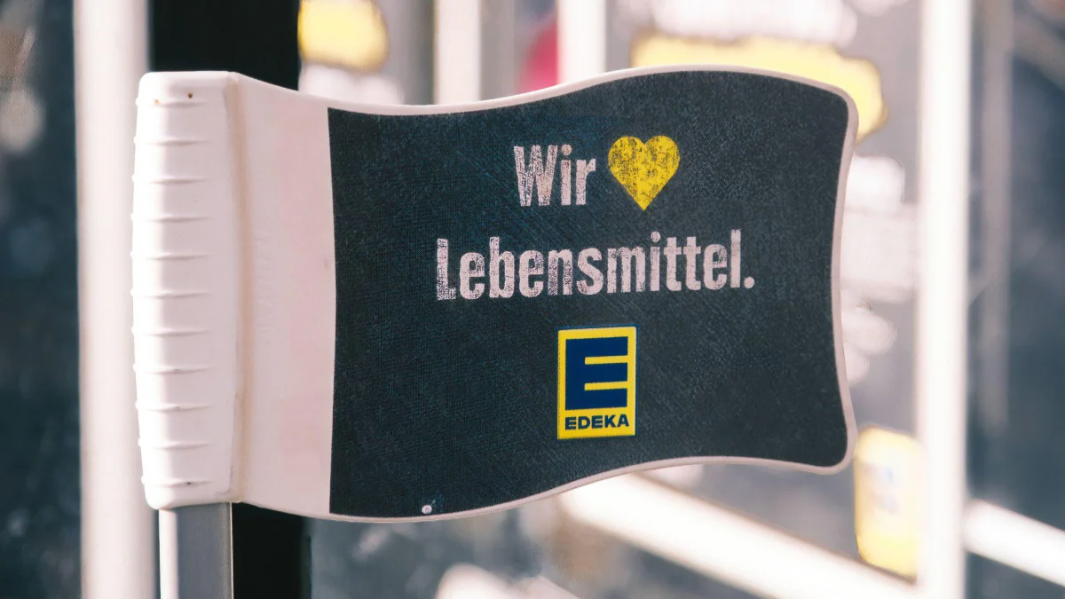 Wofür ist die Fahne am Einkaufswagen für Kinder?