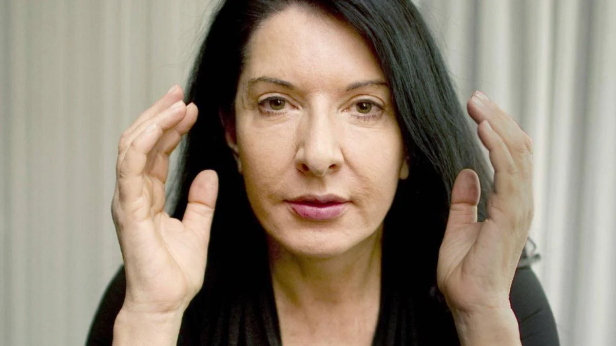 Die Menschen haben auch eine Schattenseite: „Rhythm 0“ die Performance von Marina Abramovićs