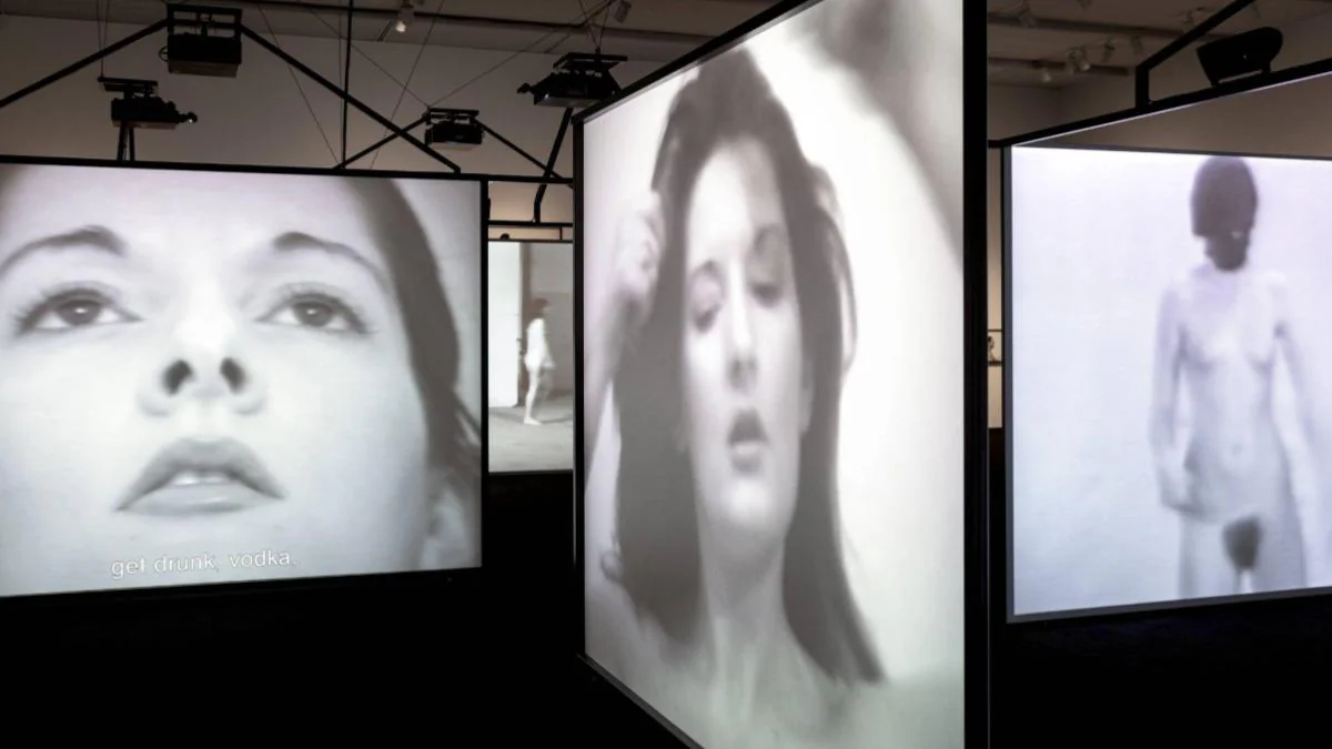 Die Menschen haben auch eine Schattenseite: „Rhythm 0“ die Performance von Marina Abramovićs