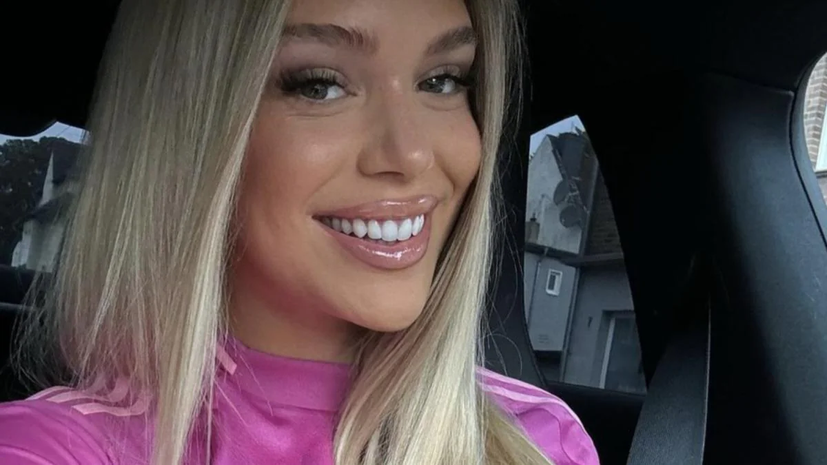 Fußballer lässt OnlyFans Model in der Business Class einfliegen