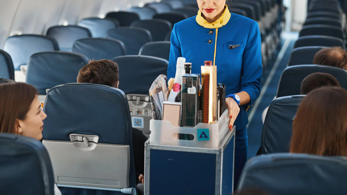 flugbegleiterin-enthuellt-darum-solltest-du-diese-getraenke-an-bord-niemals-trinken