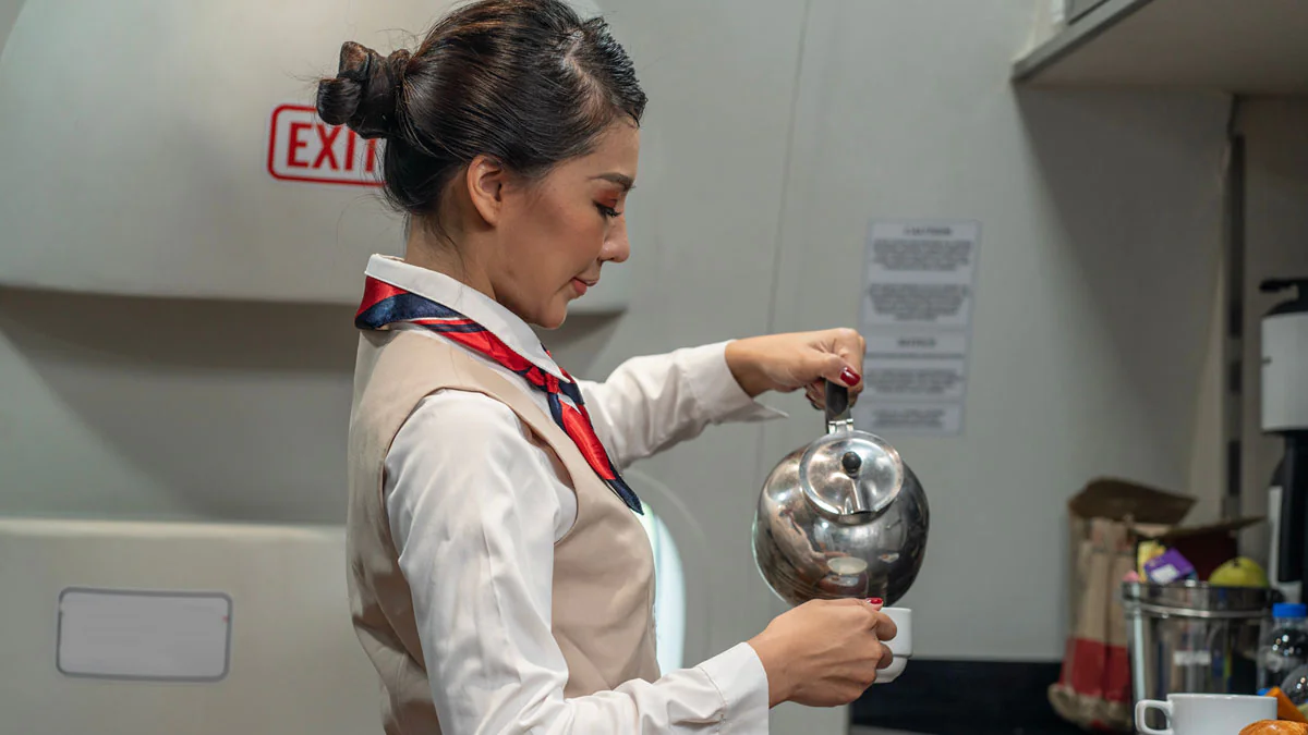 Flugbegleiterin enthüllt: Darum solltest du diese Getränke an Bord niemals trinken