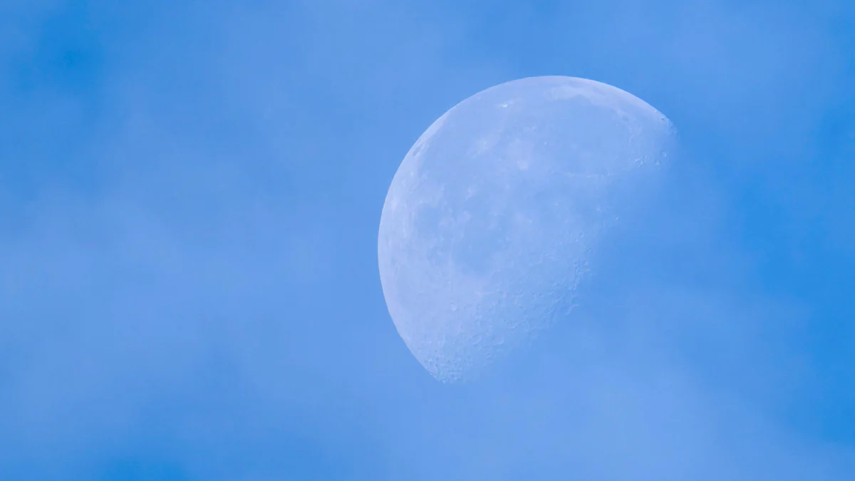 Warum man den Mond manchmal auch tagsüber am Himmel sehen kann