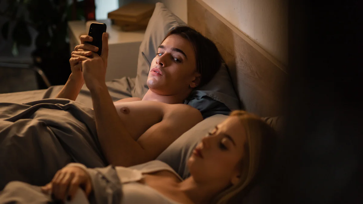 Hat er eine Affäre? Frau enthüllt, welche Apps am häufigsten zum Fremdgehen genutzt werden