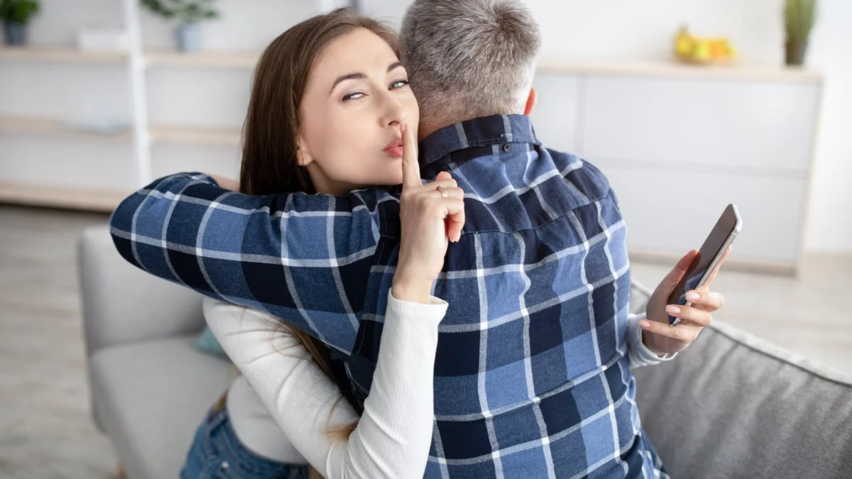 Fremdgehen: Fast jede dritte Frau hat eine Affäre – das sind die Anzeichen