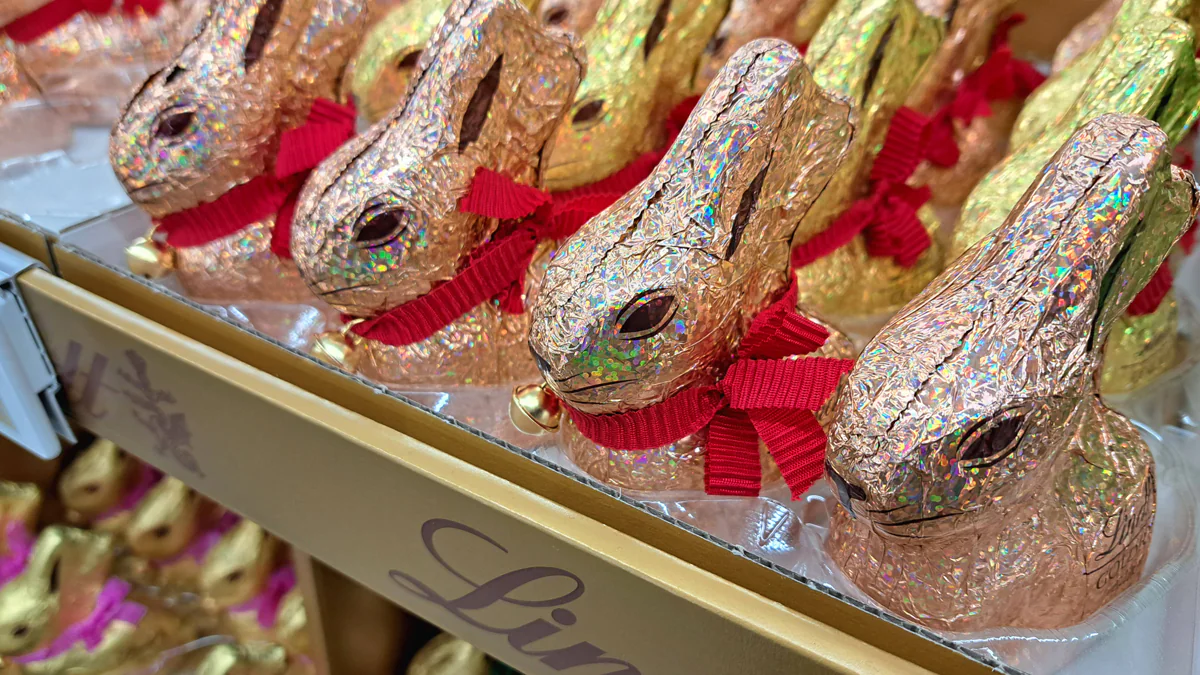 Zu Ostern: „Sitzhase“ sorgt für verärgerte Kunden – Discounter gibt Statement ab