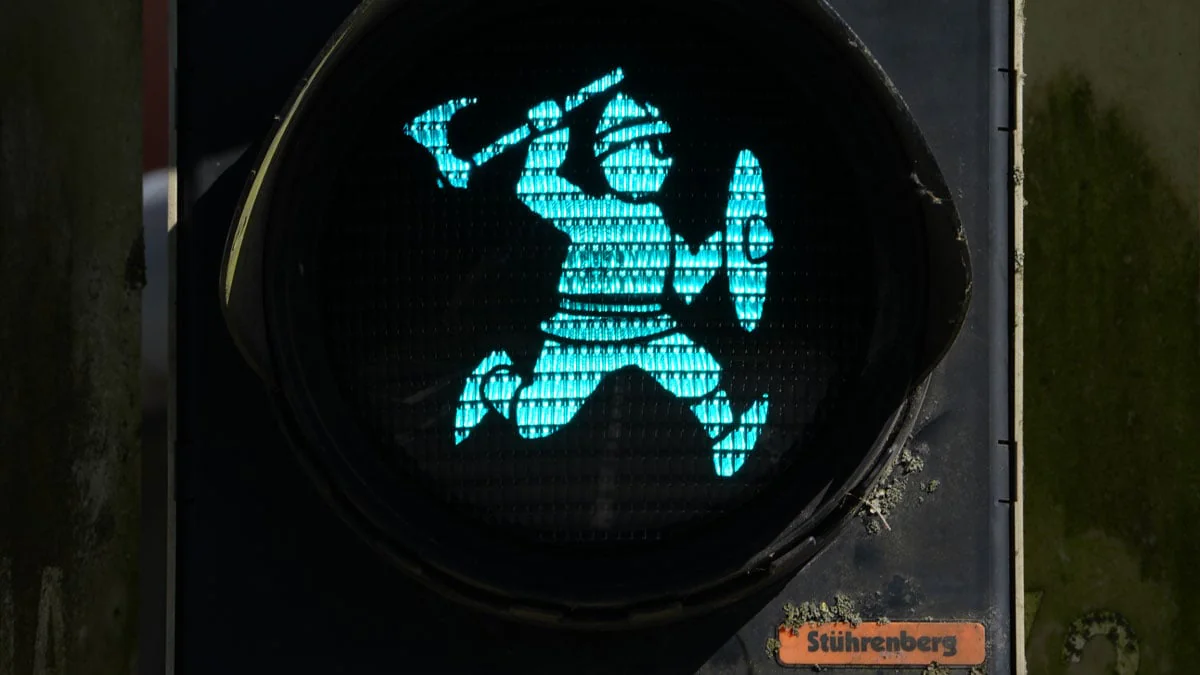 Fußgänger sind verwirrt: Erste deutsche Stadt führt Wikinger-Ampeln ein