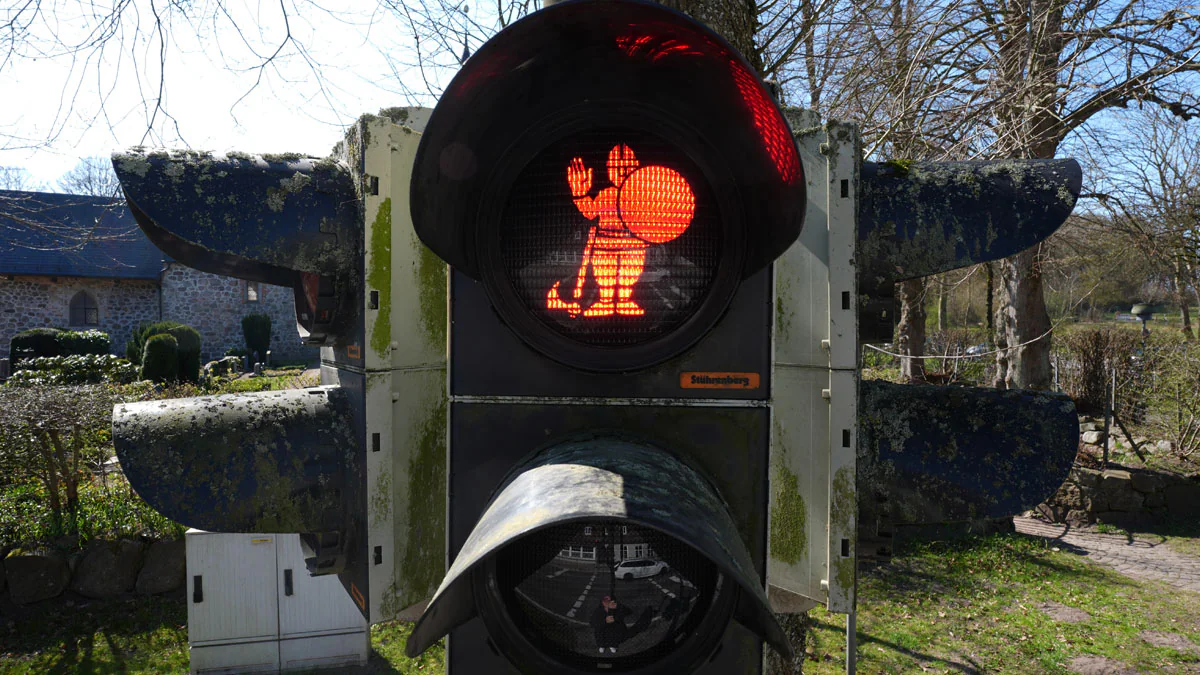 Fußgänger sind verwirrt: Erste deutsche Stadt führt Wikinger-Ampeln ein