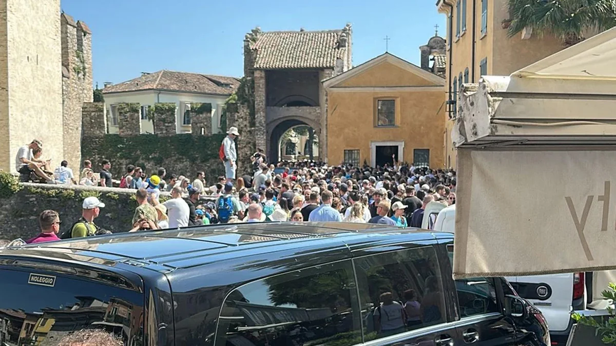 Chaos am Gardasee: Menschenmassen stürmen Sirmione – Stadt will strenge Maßnahmen ergreifen