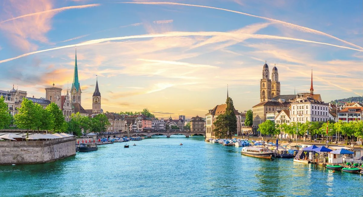 Happy City Index 2025: Luftpanorama über die Zürcher Innenstadt am Abend, Schweiz