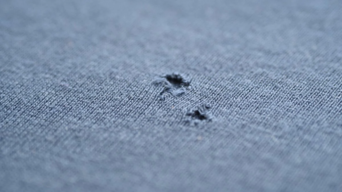 Mysteriöse kleine Löcher im T-Shirt: Woher sie wirklich kommen