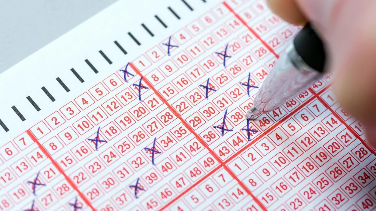 Lotto-Schein mit einigen angekreuzten Zahlen
