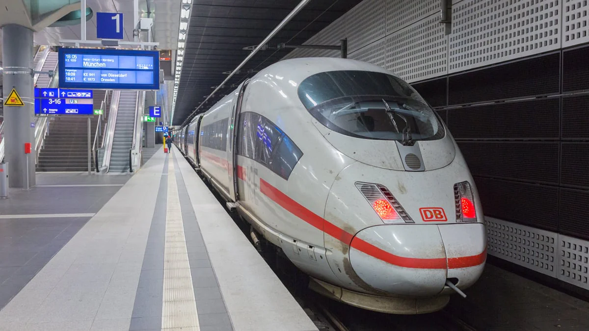 Kurioser Grund: Bahn wirft alle Passagiere aus ICE und stoppt Fahrt – „Ich war fassungslos“