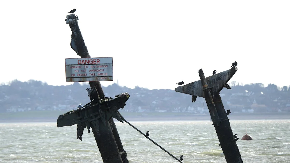 Masten von Wrack der SS Richard Montgomery ragen aus dem Wasser der Themse, daran ist ein „Danger“-Schild befestigt