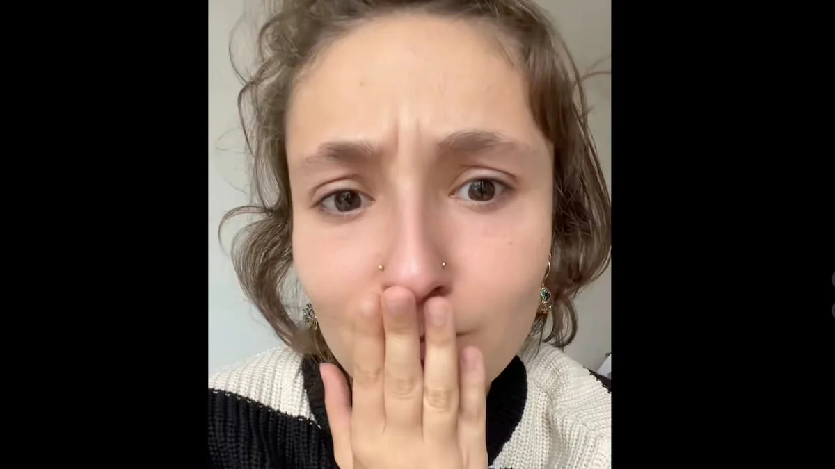 Kritik an Vollzeit Arbeit: Frau in TikTok Video mit Schwarz-weiß gestreiftem Pulli