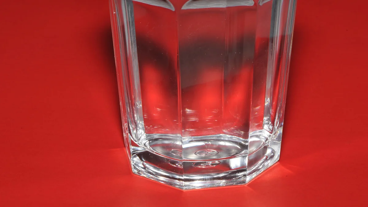 Wasserglas auf rotem Hintergrund