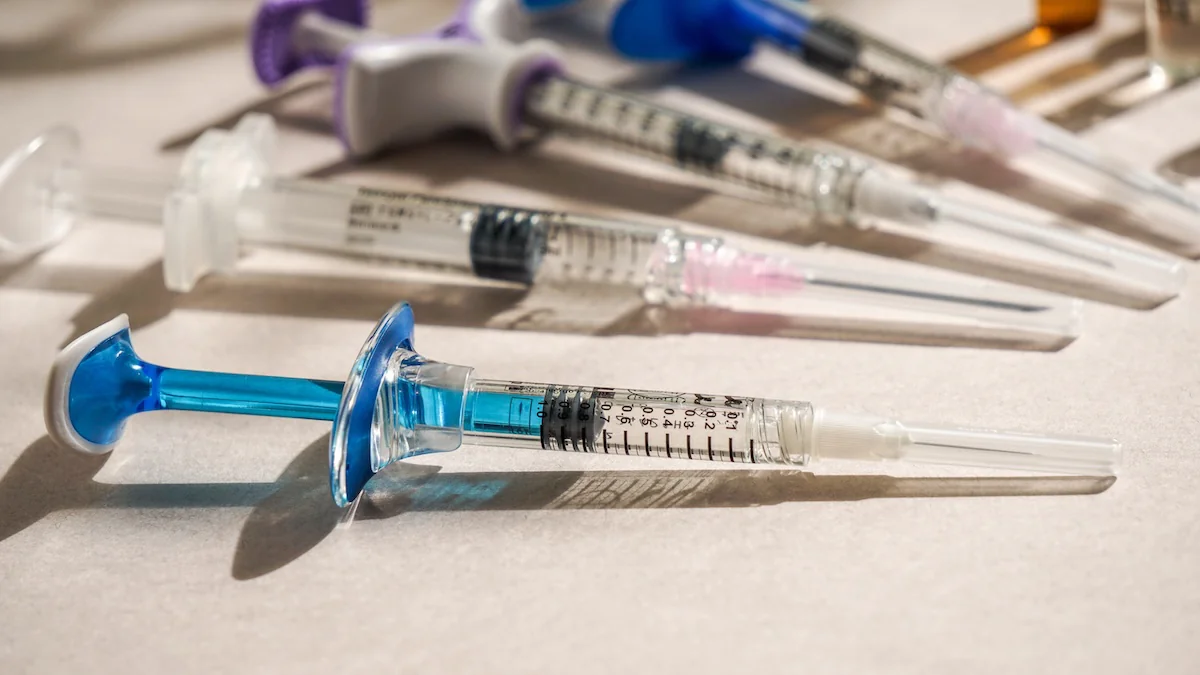 Needle Spiking: Mehrere Spritzen liegen nebeneinander