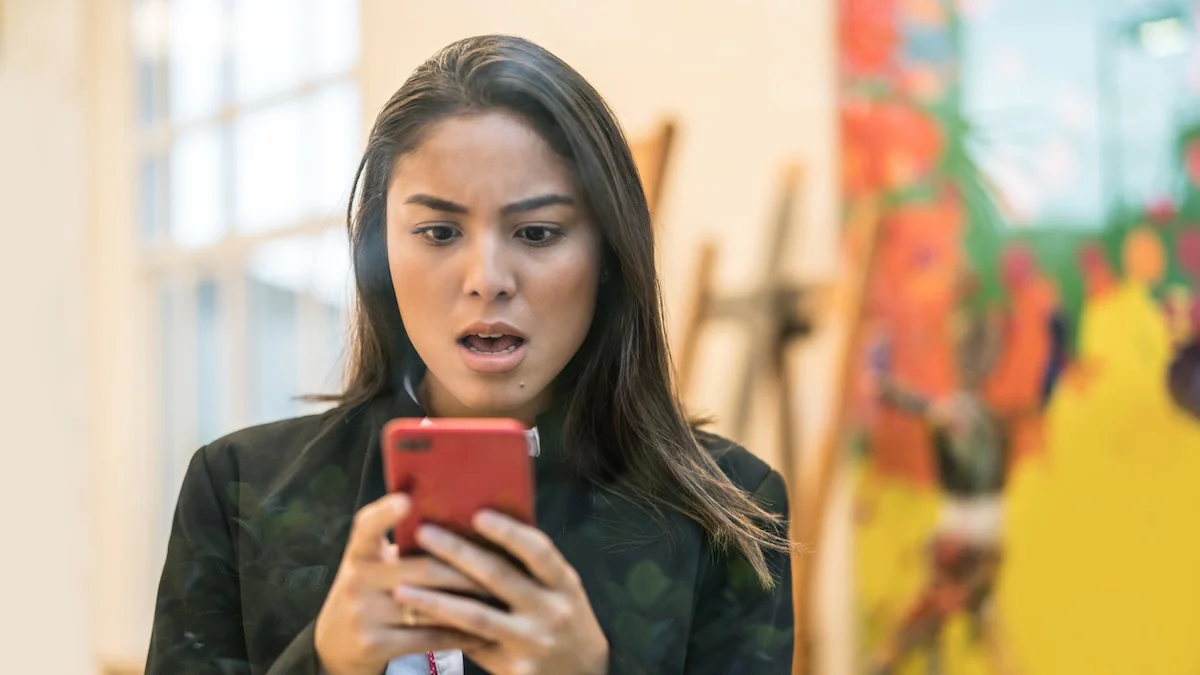 WhatsApp-Betrug: Frau schaut fassungslos auf ihr Smartphone