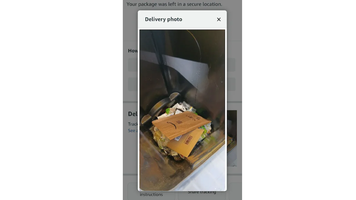 Mehrere Amazon-Pakete in einer Mülltonne