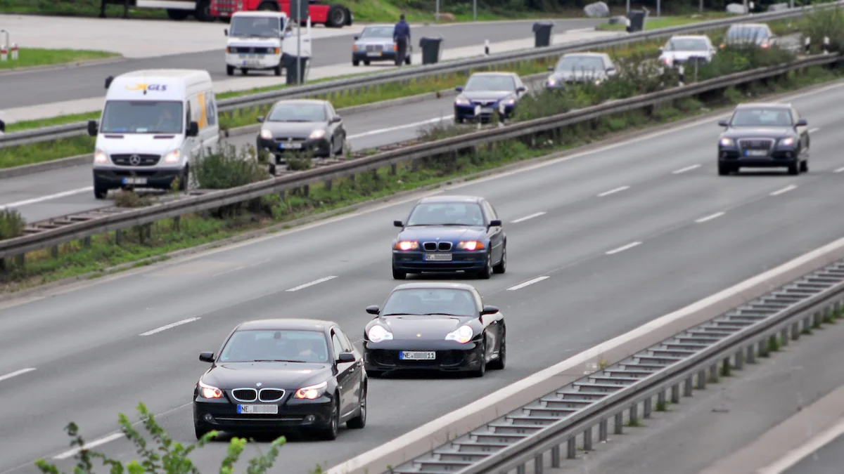 Autofahrer müssen aufpassen: In manchen Fällen ist Lichthupe sogar strafbar