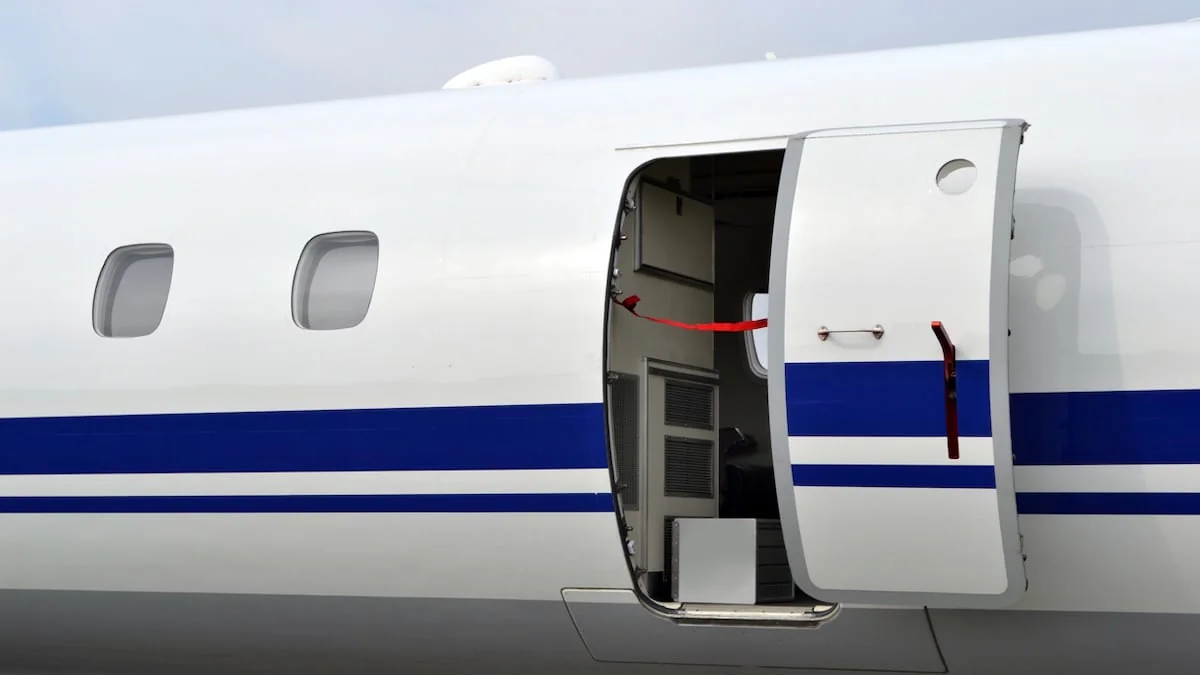 flugzeug-tuer-offen-flug
