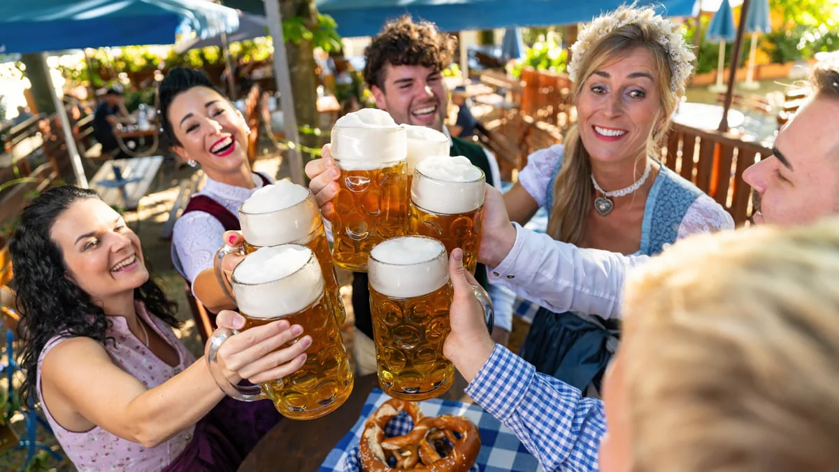 Preisschock auf der Wiesn: So teuer sind Bier und Essen beim Oktoberfest 2025