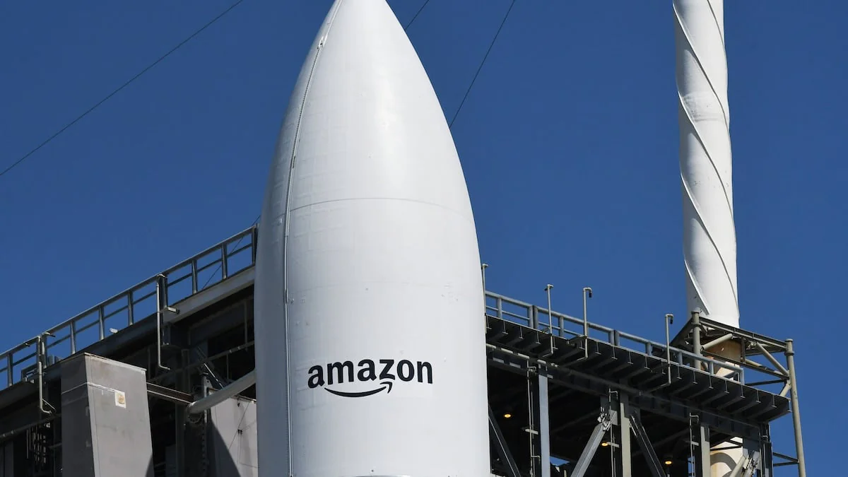 Amazon-Schriftzug an einer Kuiper-Rakete