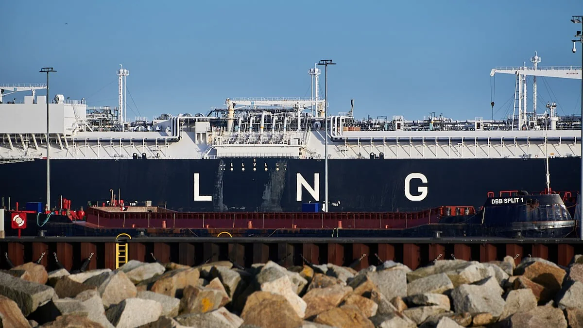 Schiff mit LNG-Schriftzug als Symbolbild für flüssiges Erdgas