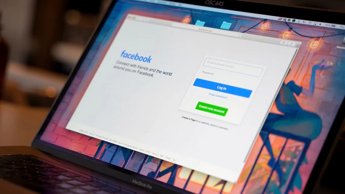Facebook-Login auf einem Laptop