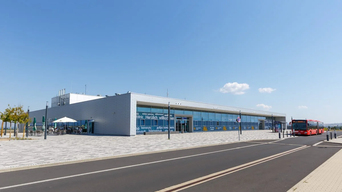 Kassel Airport: Leerer Flughafen von außen