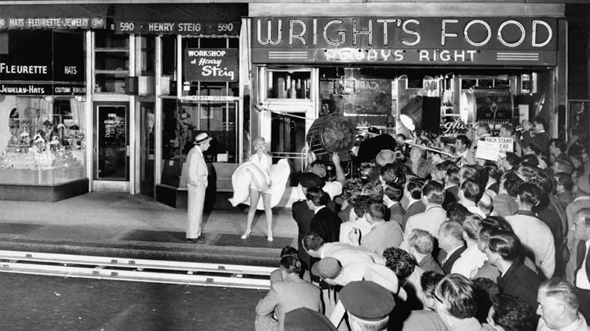 Marilyn Monroe beim Dreh zu „Das verflixte 7. Jahr“, während sie von zahlreichen Paparazzi beobachtet wird