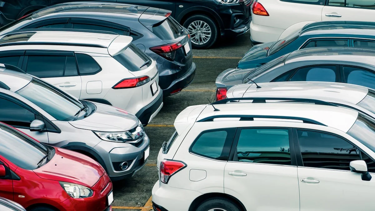 Netzabschaltung Symbolbild: Viele verschiedene Autos in zwei Reihen nebeneinander