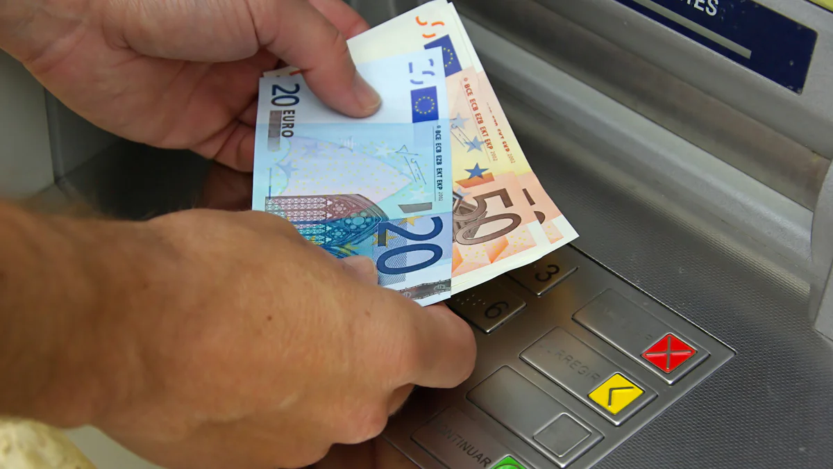 Kunden empört: Bank schafft Geldautomaten in deutschen Filialen ab