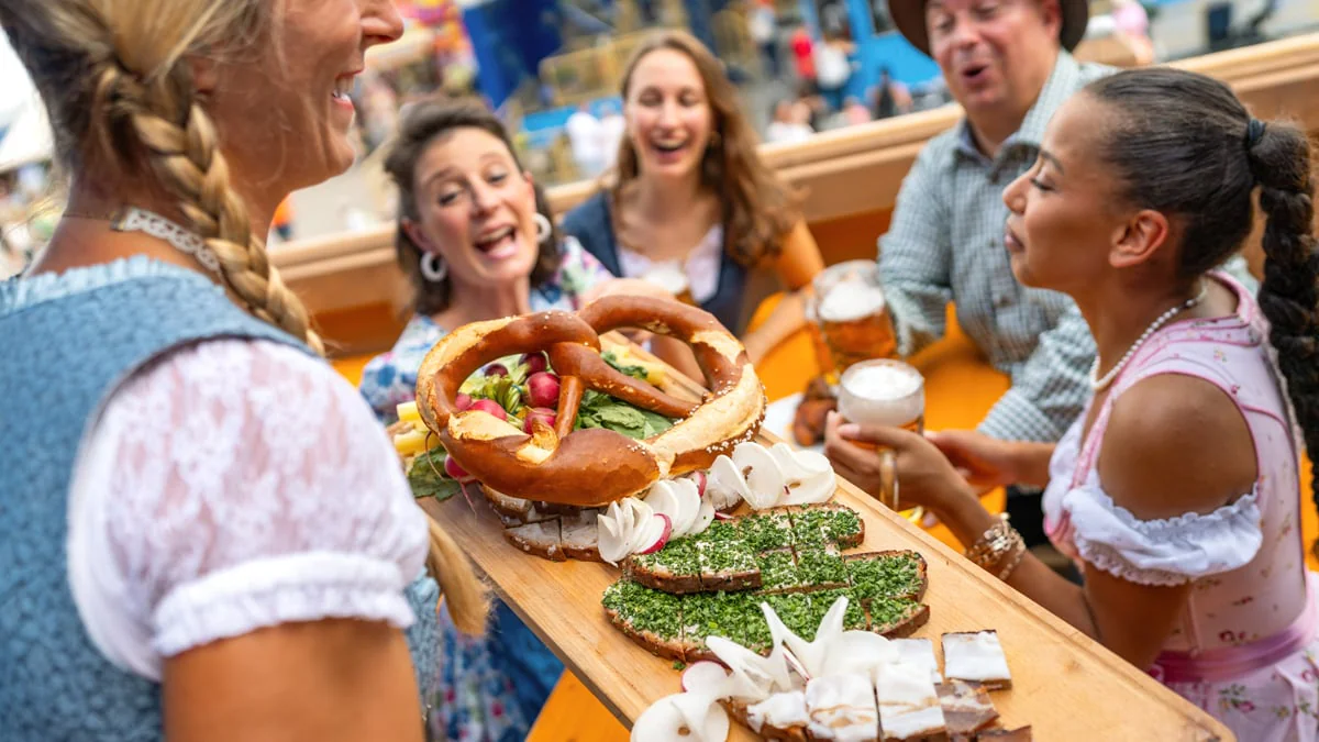 Wiesn-Gehalt 2025: So viel Geld verdient eine Kellnerin auf dem Oktoberfest - 
