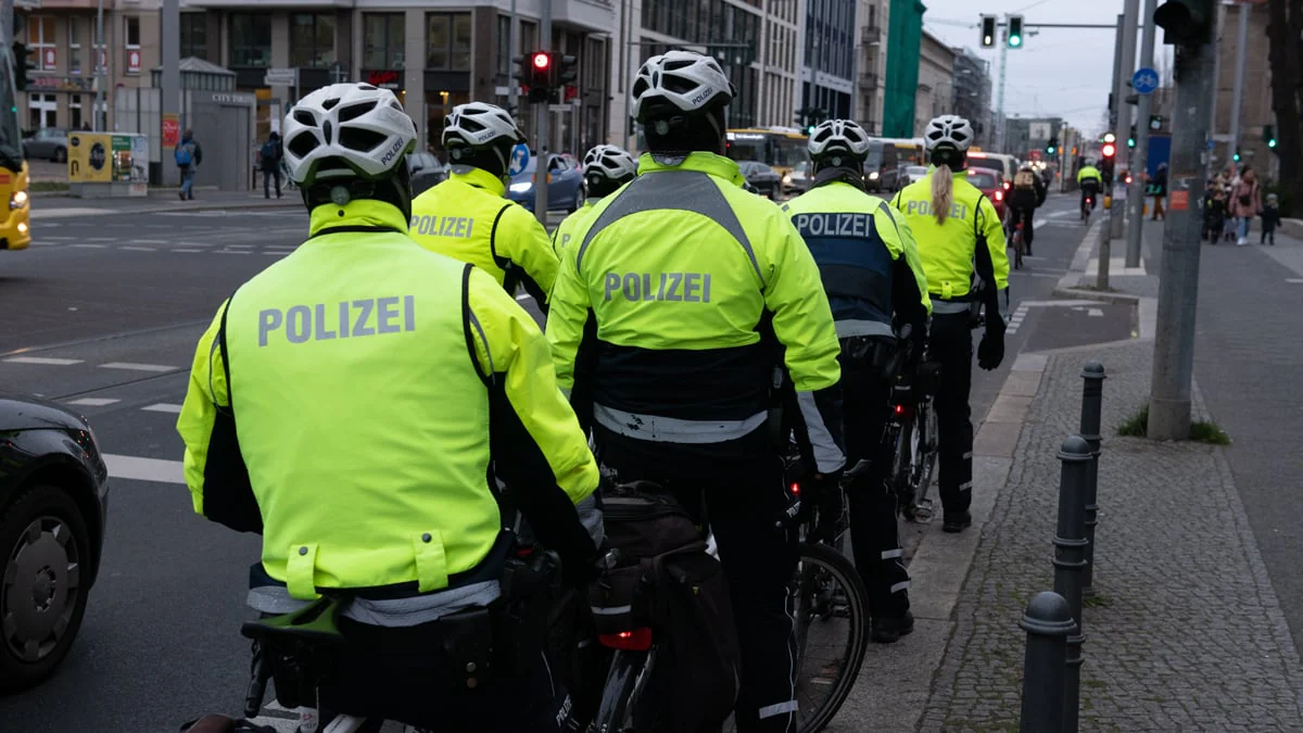 Polizei fährt mehrfach über rote Ampel: Dortmunder wütend – „Dürfen sich alles erlauben“