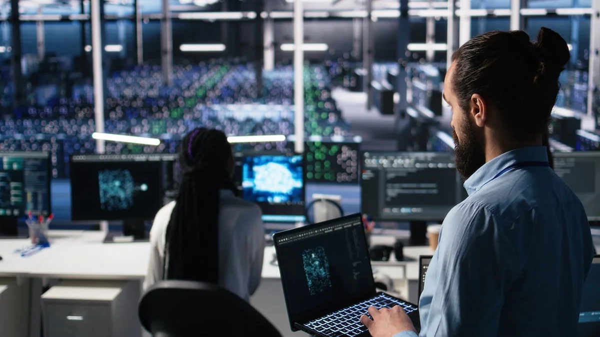 Zwei Personen benutzen KI im Job