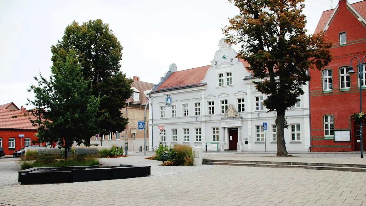 Das Rathaus der Stadt Klötze, davor grüne Bäume