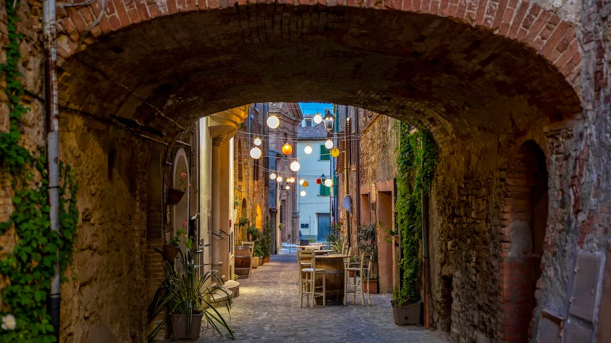 Schmale Gasse in Radicondoli in der Toskana