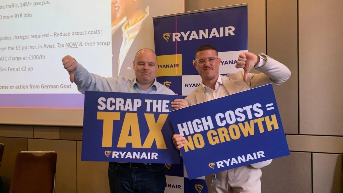 Mitarbeiter von Ryanair zeigen Schilder gegen die Luftverkehrssteuer
