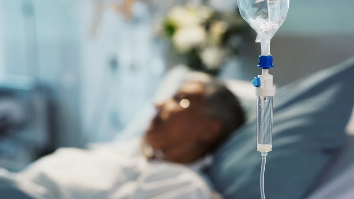 Symbolbild für Tod: Jemand liegt mit Infusion im Krankenhaus