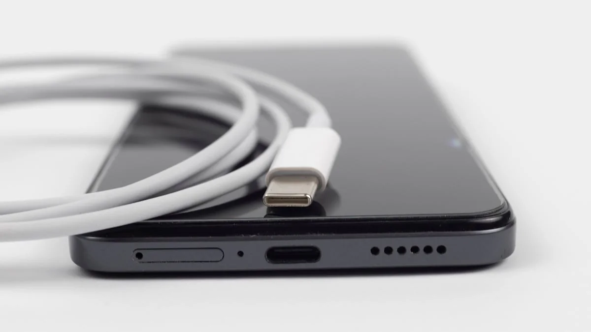 USB-C-Kabel liegt auf Smartphone