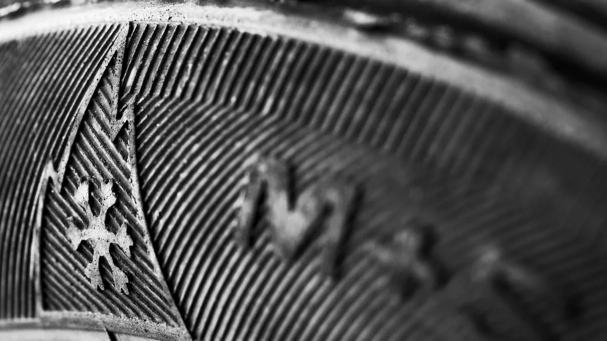 Alpines Symbol auf einem Winterreifen