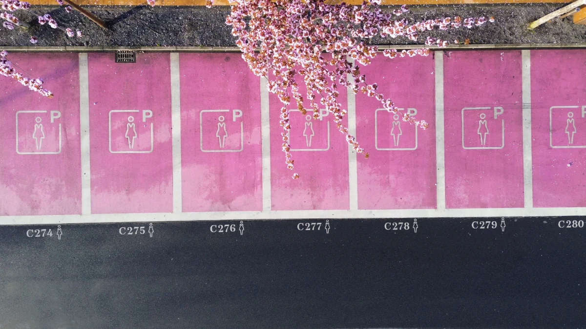 Als Mann auf einem Frauenparkplatz parken: Droht eine Strafe?