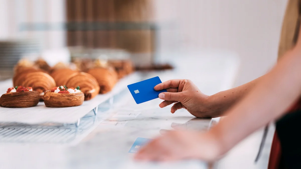 Jemand bezahlt mit Karte in einer Bäckerei