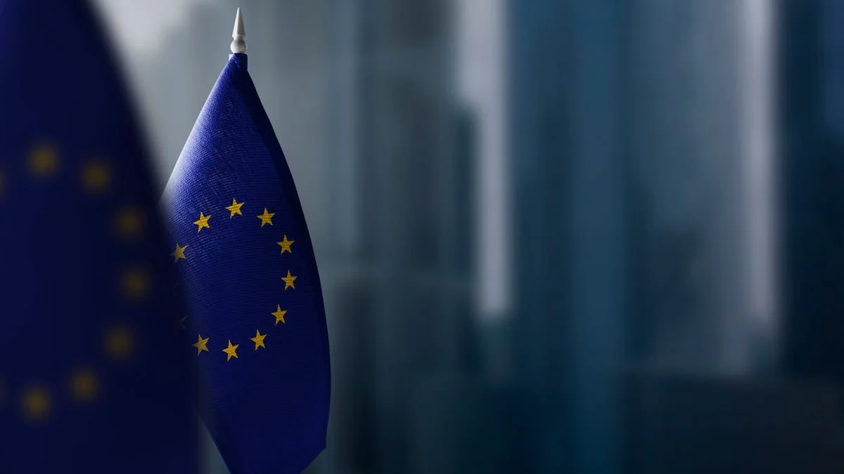 EU-Pläne zu Pauschalreisen in der Kritik: aufgestellte EU-Flagge