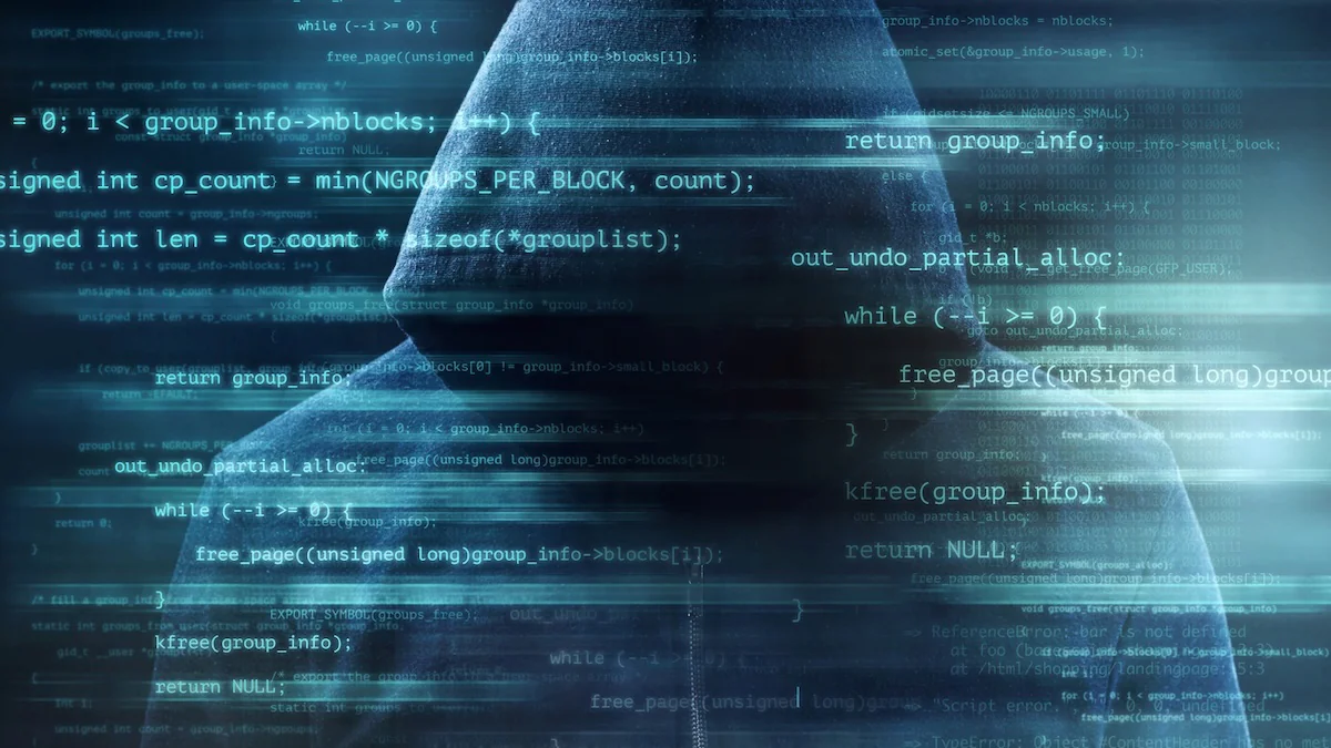 Warnung vor Fakeshops: Symbolbild für Cyberkriminalität, auf dem eine dunkle Gestalt mit Kapuze und Zahlencode zu sehen ist